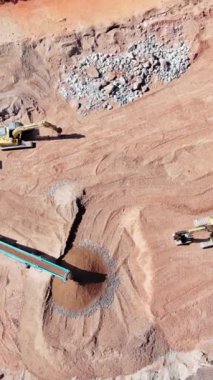 Taş ocağı açık maden operasyonu koni taşlarını ezerek granit taşıma