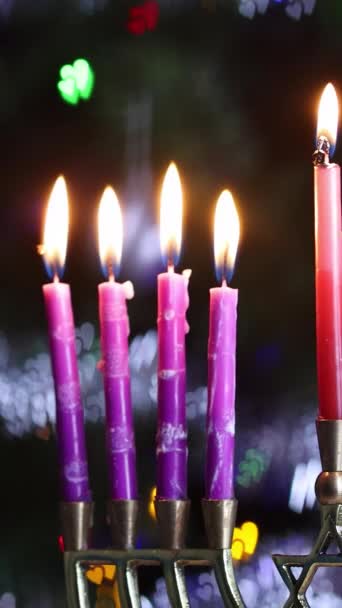 向光明节点燃犹太薄伽罗节的蜡烛 — 图库视频影像