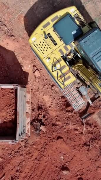 Local Construção Escavadeira Carrega Terra Caminhão Basculante Preparando Assim Área — Vídeo de Stock