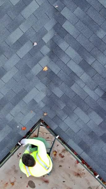 屋根の腸のクリーニング サービス 労働者は残骸が落ちた葉の排水を開けます — ストック動画