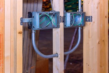 İnşaat evinin altından elektrik kabloları döşenmiş.