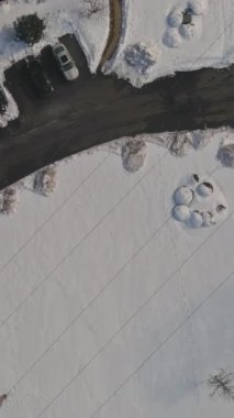 Kar, kışın New Jersey 'deki küçük Amerikan kasabasındaki evleri kapladı.
