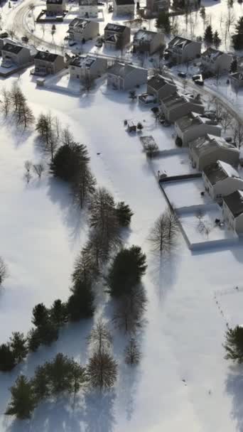 Снег Покрыл Американскую Деревню Зимой Воздушной Точки Зрения Нью Джерси — стоковое видео