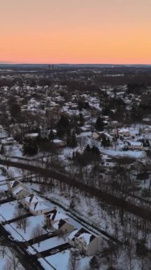 Kışın New Jersey 'de karla kaplı evleri olan Amerikan küçük kasabasının havadan görünüşü.