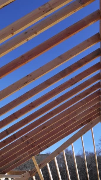 Holztragebalken Für Neuen Dachstuhl Des Hauses — Stockvideo