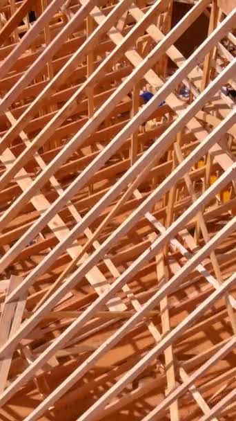 構造プロセスとしてサポートビームのための木枠のトラスを使用して新しい家の屋根を造って下さい — ストック動画