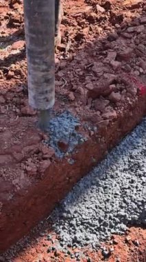 Yeni ev için beton döken işçilere sahip inşaat sahası