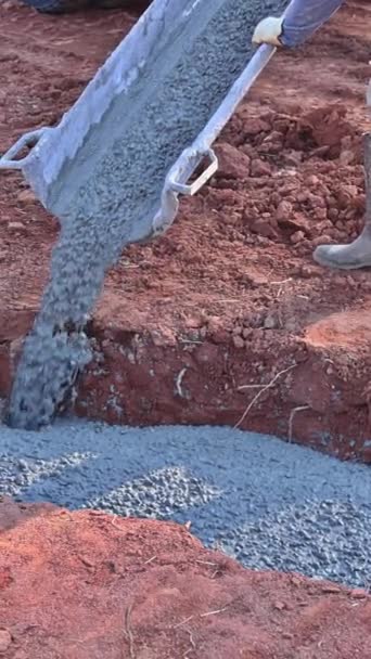 Trabajador Fundación Vertiendo Cemento Mezcla Listo Para Construcción Sitio Construcción — Vídeo de stock