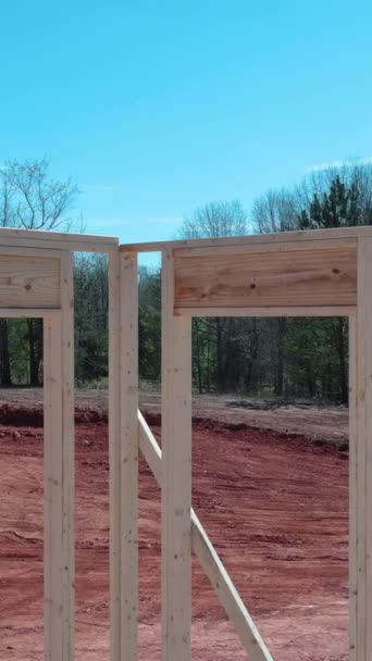 Probíhají Stavební Práce Nedokončeném Domě Dřevěnými Rámovými Trámy — Stock video