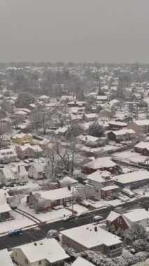 South River New Jersey 'de kar yağdıktan sonra çatıları karla kaplı küçük bir kasabanın kış manzarası.