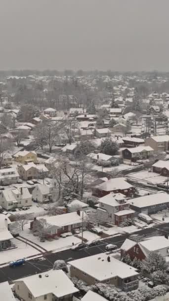 Winter Luftaufnahme Einer Kleinstadt Mit Schneebedeckten Dächern Nach Schneefällen South — Stockvideo