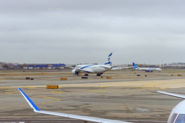 30 Ekim 2023 EWR Havalimanı Newark NJ USA EWR Newark Havalimanı 'nda bir İsrail Hava Yolları uçağı kalkışa hazırlanıyor.