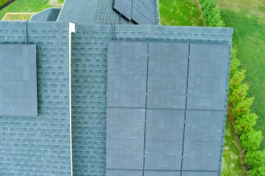 Evin çatısında enerji üretmek için kullanılan bir güneş paneli güneş paneli olarak bilinir.