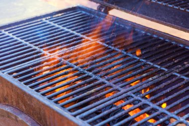 Yakacak odunlu dumanlı barbekü. Yaz akşamları et ızgarası yapmak için Brezilya 'ya inşa edilmiş.
