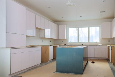 Atölye kurulumu özel mutfak dolapları yeni ev renginde beyaz