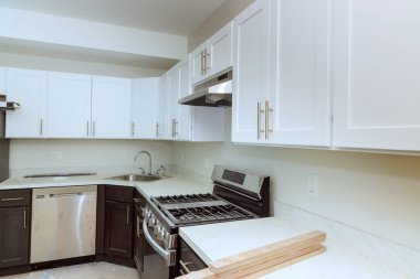 Tezgahları beyaz renkli dolapları olan yeni bir ev kurmak