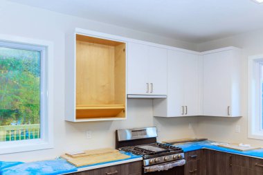 Yeni eve özel mutfak dolapları beyaz renkte kurulması için tezgah kurulumu gerekiyor