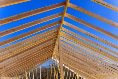 Ahşap destek kirişleriyle yeni çatı iskeleti inşa ediliyor