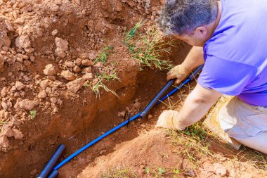Yeraltı su sistemleri köpüğü yalıtmak için PVC boru yalıtımı kullanır