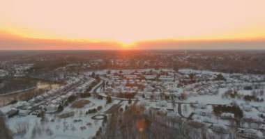 New Jersey 'in yukarısından karla kaplı evlerle kaplı küçük Amerikan kasabası manzarası.