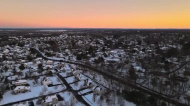 Kışın New Jersey 'de karla kaplı evleri olan Amerikan küçük kasabasının havadan görünüşü.