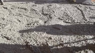 Paving garaj yolu işçisi yeni evin yakınındaki inşaat sahasına ıslak beton döktü.