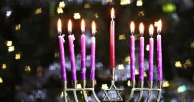 Hanuka kutlamaları menorah hanukkiah mumları Yahudi kutsal bayramında yanıyor.
