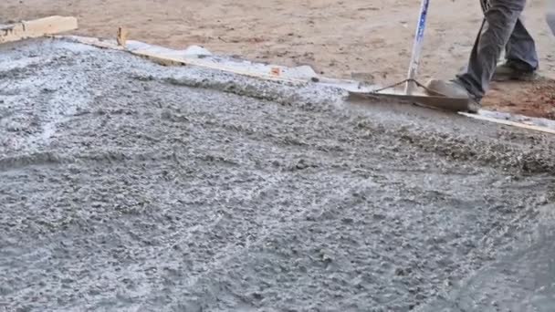 Bekerja Menplester Lantai Semen Beton Basah Menggunakan Trowel Setelah Menuangkan — Stok Video
