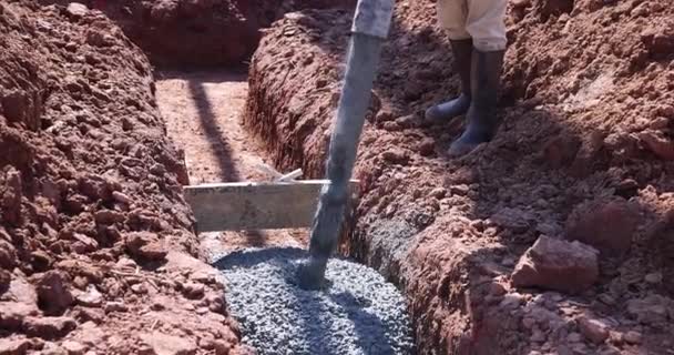 Arbeiter Auf Baustelle Gießt Betonmischfundament Für Neues Haus — Stockvideo