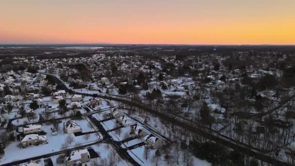 Vista Aérea Pequena Cidade Americana Inverno Com Casas Cobertas Neve — Vídeo de Stock