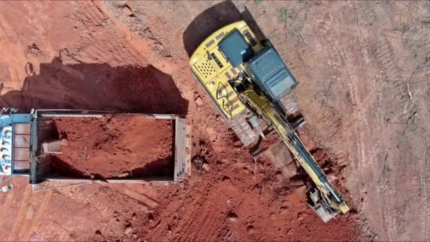 Sur Chantier Construction Pelle Charge Terre Dans Camion Benne Préparant — Video