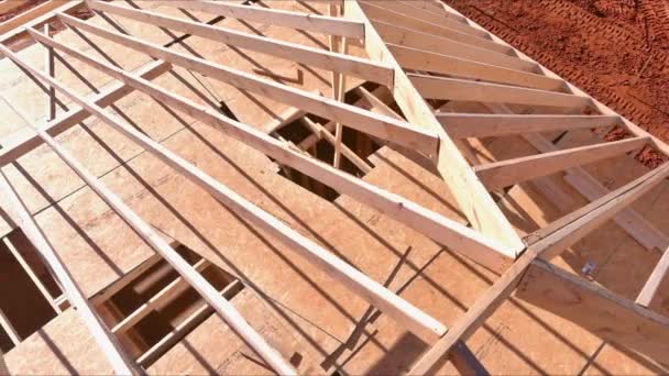 新しい家のための木のサポート ビームが付いている屋根フレームの構築 — ストック動画