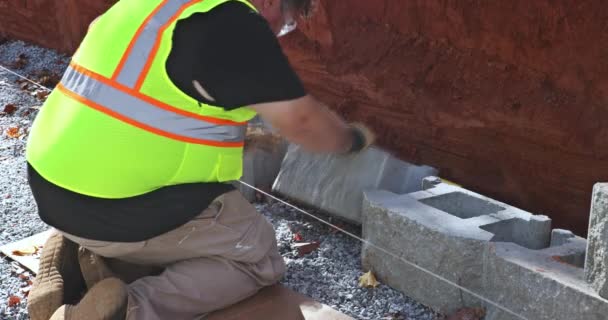 Trabajador Construcción Levantó Bloque Hormigón Colocado Muro Contención — Vídeos de Stock