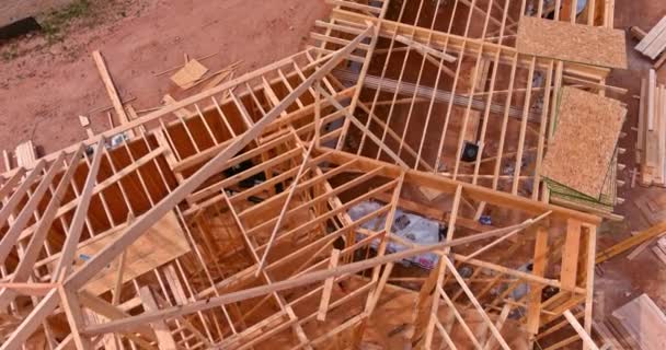 施工过程中使用木制框架桁架支撑梁建造新的房屋屋顶 — 图库视频影像