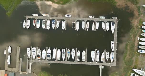 Marina Pittoresque Avec Belles Embarcations Jetées Vue Panoramique Aérienne — Video