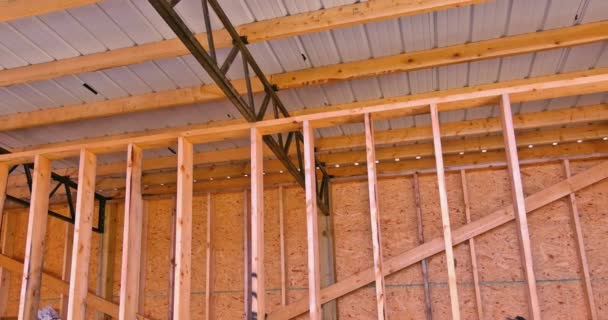 Podczas Budowy Stalowa Rama Drewniana Stolarka Dach Dla Dużego Nowoczesnego — Wideo stockowe