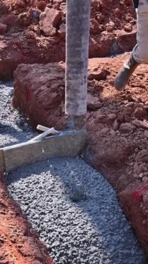 İnşaat alanında çalışan işçilerin beton karışımı dökülen yeni ev temeli