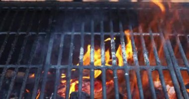 Izgarada mangalda mangal yapmak için ateş yanıyor.