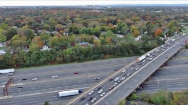Bu Amerikan otoyolu I-95 NJ otoyolu yoğun trafiği soldan sağa doğru hızla ilerliyor.