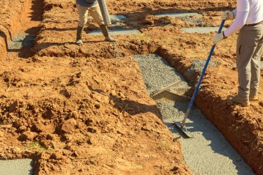 İnşaat çalışanları tarafından dökülen yeni ev temeli