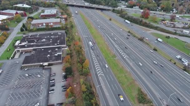 Вид Американской Автомагистрали Turnpike Интенсивным Трафиком Движущимся Быстро — стоковое видео