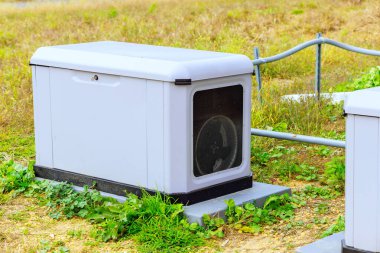 Evin yakınındaki doğal gazda acil elektrik jeneratörü.