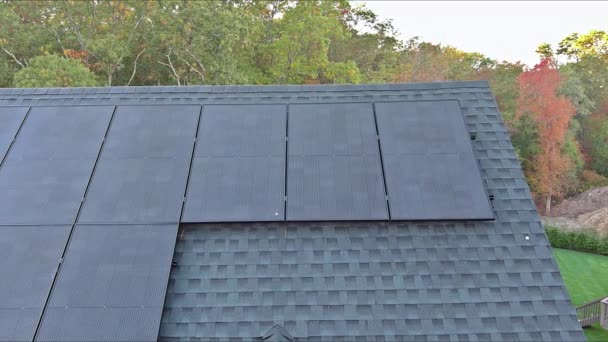 Vários Painéis Solares Foram Instalados Topo Telhado Uma Casa — Vídeo de Stock