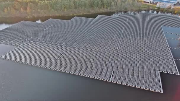 太陽光から電気を発生させるために 大きな池に太陽光パネルが浮かんでいます — ストック動画