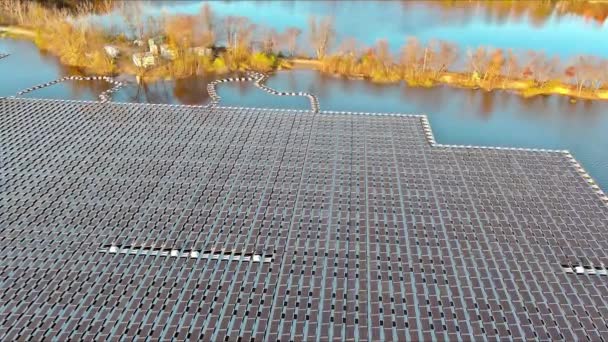 Плавающие Солнечные Батареи Водоеме Которые Вырабатывают Электричество Солнечного Света Светит — стоковое видео
