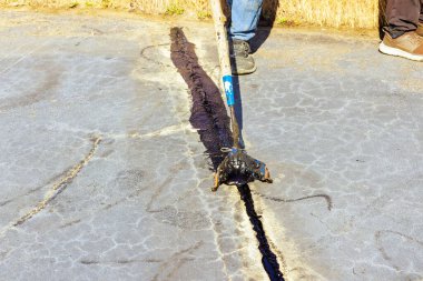İşçi yaması kaplama, çatlak kapatma, zift emülsiyon yol yüzey restorasyonunu iş gününde gerçekleştirir