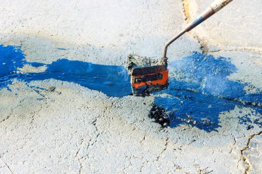 Asfalttaki çatlaklar için birleşik mühür doldurucu bitumen emülsiyon birleşik mühür yenileme yolu yüzeyi kullanılarak onarılacak.