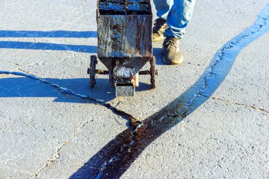 Asfalt bir yama, asfalt çatlaklarını doldurarak zift emülsiyon yol yüzey restorasyonunu gerçekleştirir