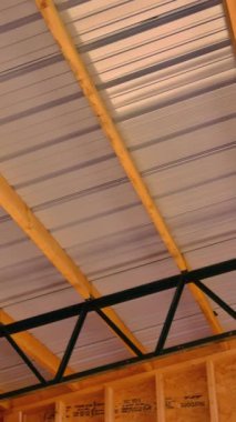 Büyük modern depo hangarı çatısı için çelik çerçeve yapımı.