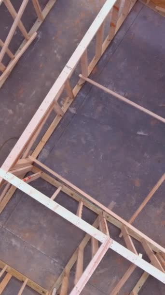 木製のフレームビームが付いている未完成の家の構造は進歩の眺めで働きます — ストック動画